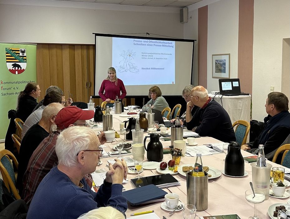 Annett Lippstreu -pandamedien GmbH - versetzte die Teilnehmer:innen in einem Workshop in die Lage, eine Pressemitteilung den Anforderungen entsprechend zu formulieren.